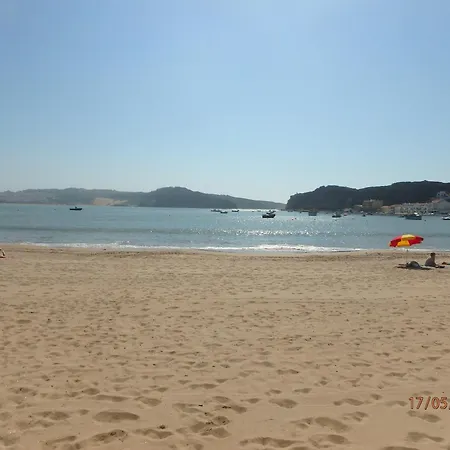 Privada Confortavel Com Piscina Em *